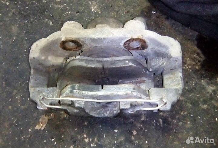 Суппорт передний правый левый Opel Vectra 1.8 1.6