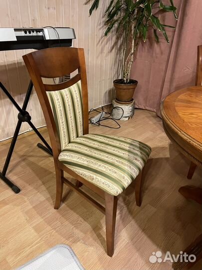 Деревянный стол и стулья