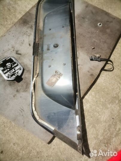 Mercedes w211 накладка крышки багажника