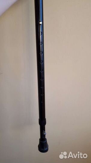 Черная металлическая трость (клюшка)