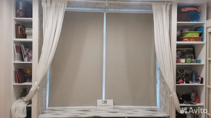 Автоматические рулонные шторы в гостиную