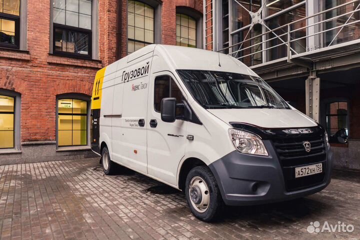 Водитель с личным грузовым авто