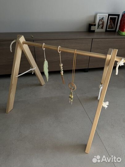 Деревянный мобиль с игрушками