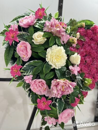 Ритуальный венок из флористических цветов