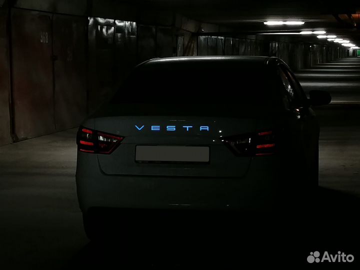 Светоотражающая надпись багажника Приора Веста