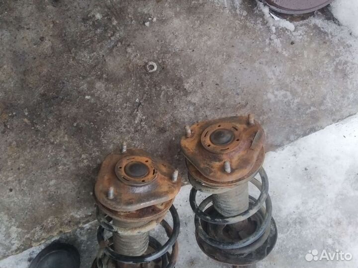 Стойка амортизатора Toyota Auris E150