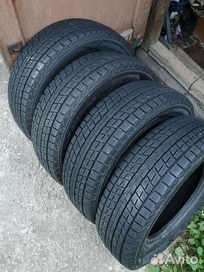 Dunlop Winter Maxx SJ8 215/70 R16