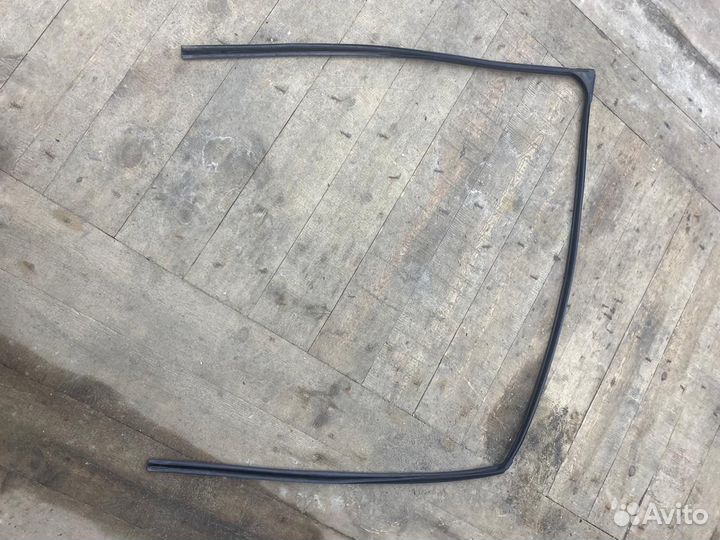 Резинка уплотнителя лев.пер.дверь Land Cruiser 200