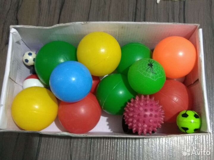 Мячи разных размеров коробкой или кубики