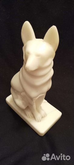 Статуэтка Собака-белый мрамор