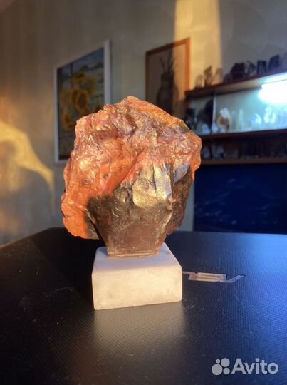 Яшма на подставке