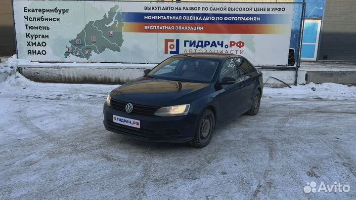 Стекло двери задней левой Volkswagen Jetta (A6) 5C
