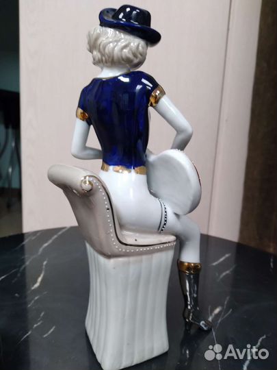 Статуэтка фарфор