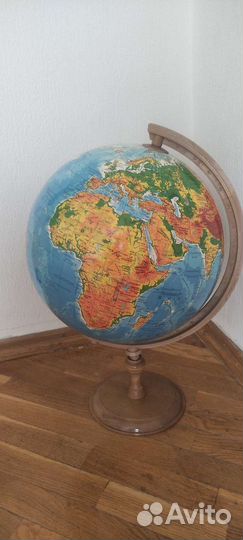 Глобус на деревянной подставке