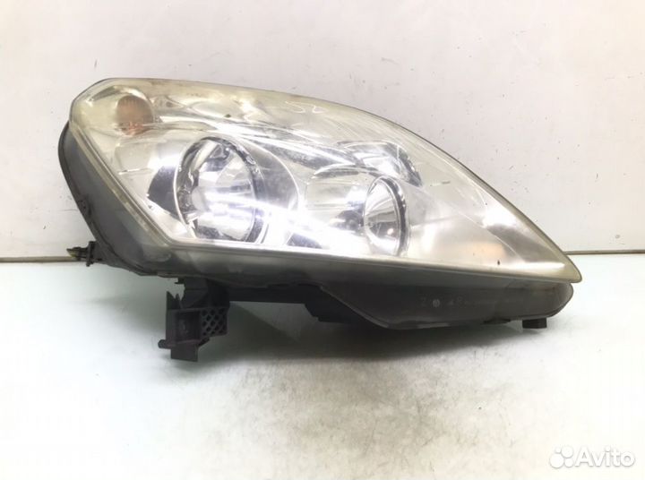 Фара правая Opel Zafira B 1.9 cdti 2009
