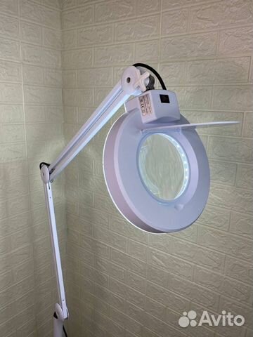 Лампа-лупа на колесиках