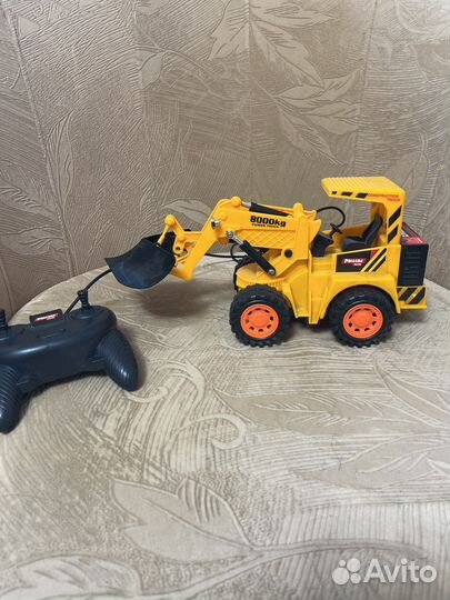 Машина грейдер на пульте управления