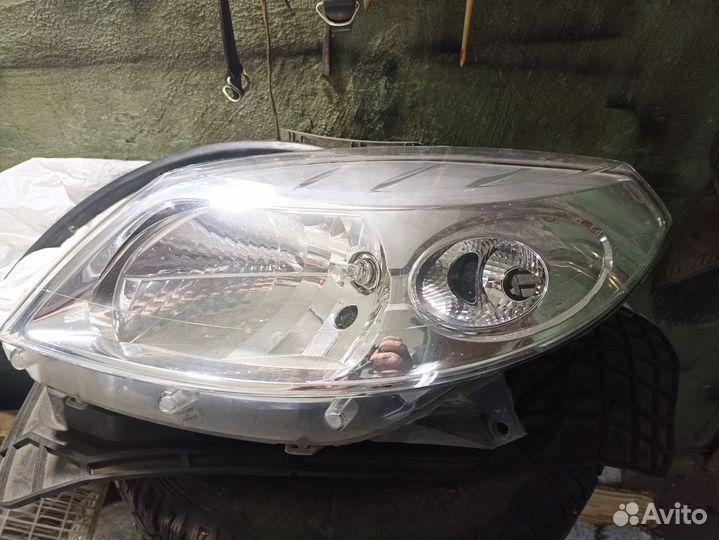 Фара левая Рено sandero