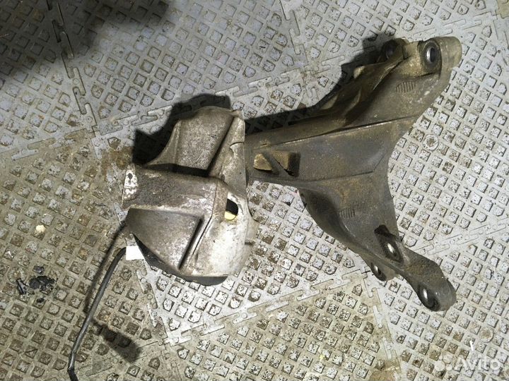 Опора двигателя + кронштейн правый (Audi Q5)