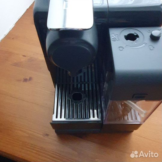 Кофемашина Nespresso DeLonghi с капучинатором