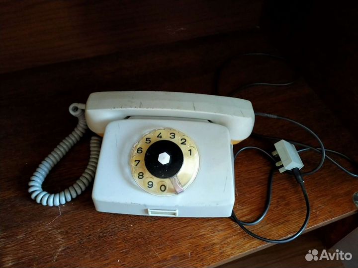 Старый телефонный аппарат СССР