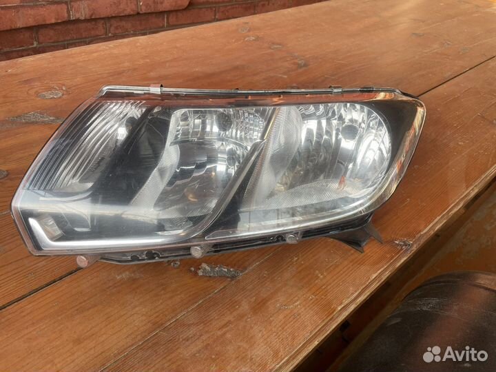 Фары на LADA largus