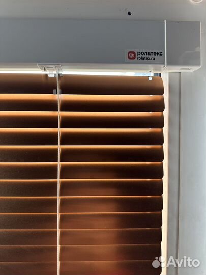 Жалюзи металлик на окно с верхней фрамугой