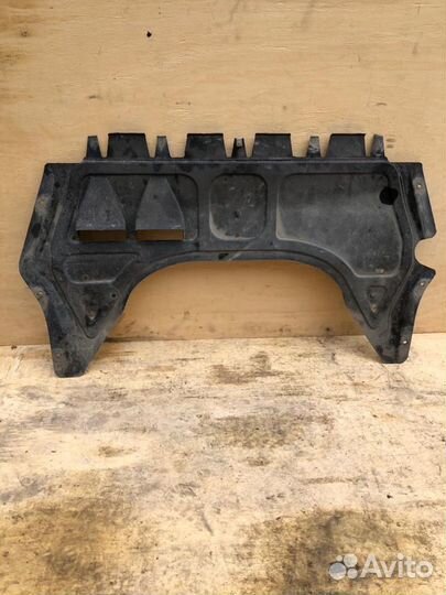 Пыльник двигателя центральный VW Passat B6