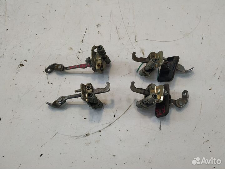 Renault duster Ограничитель двери