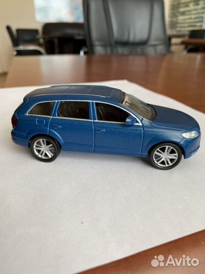 Модель автомобиля Audi Q7 1:43