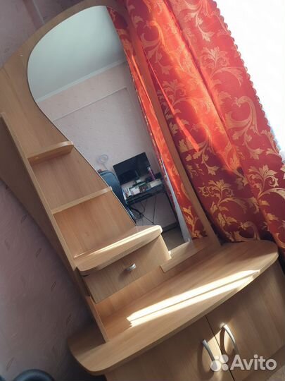 Туалетный столик с зеркалом