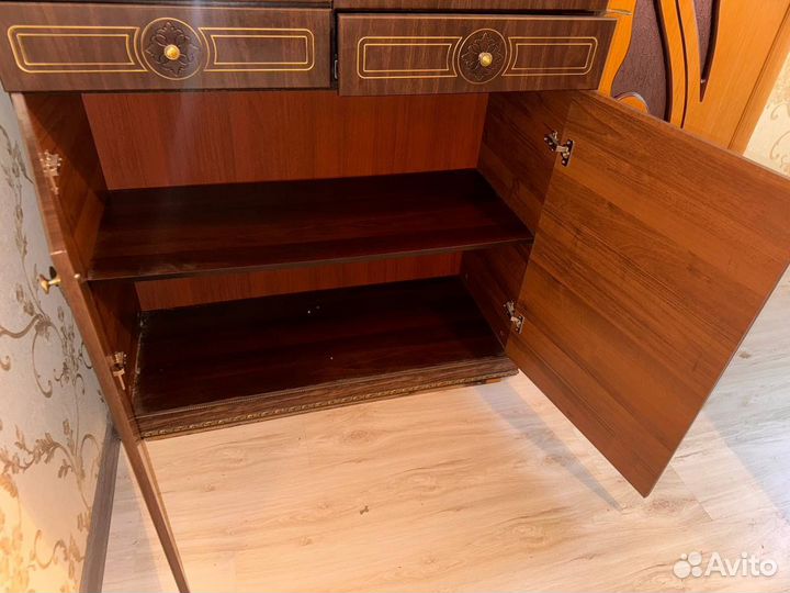 Старинный шкаф