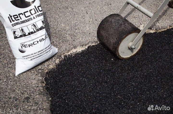 Холодный асфальт в мешках