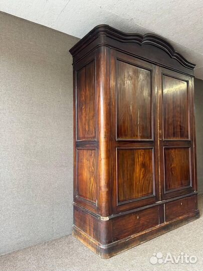 Антикварный шкаф