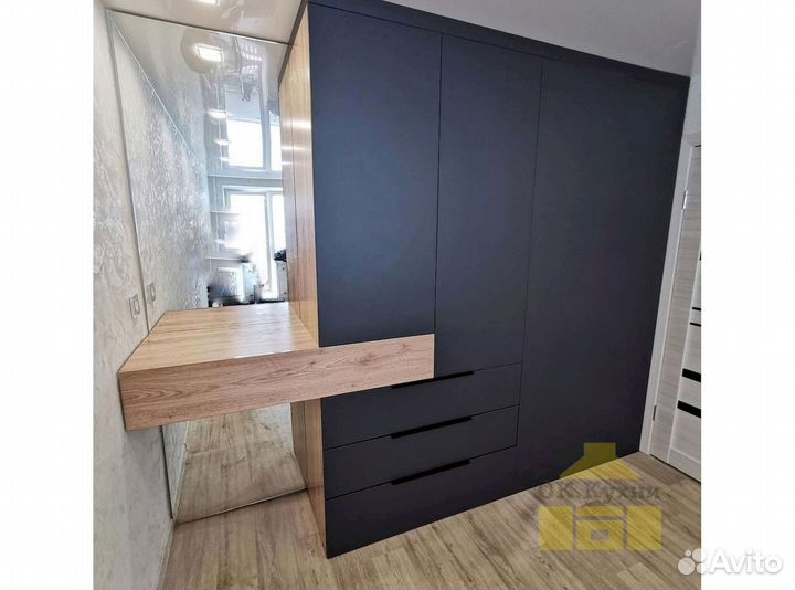 Зеркальный шкаф