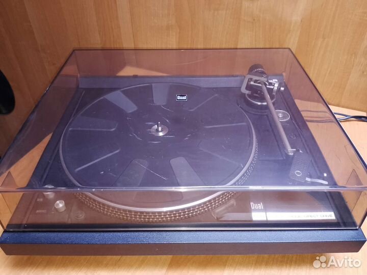 Проигрывать винила Dual CS-604