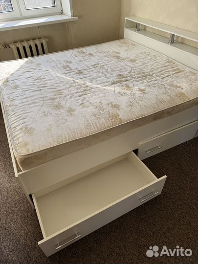 Кровать двуспальная с матрасом 180 x 200