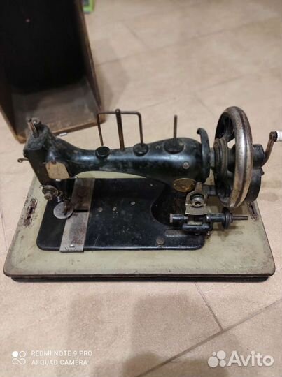 Антикварная швейная машинка