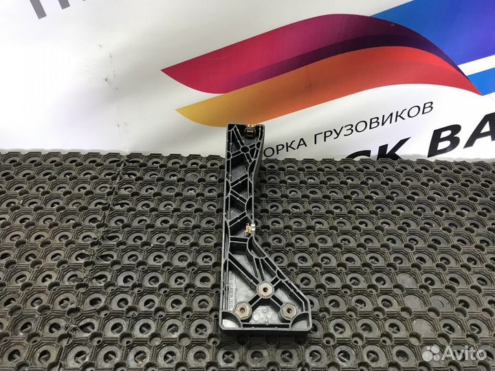 Кронштейн переднего бампера левый