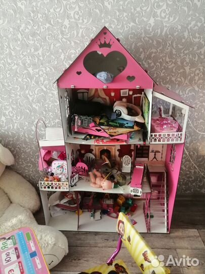 Велосипед и детский домик