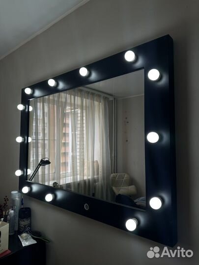Гримерное зеркало с лампочками