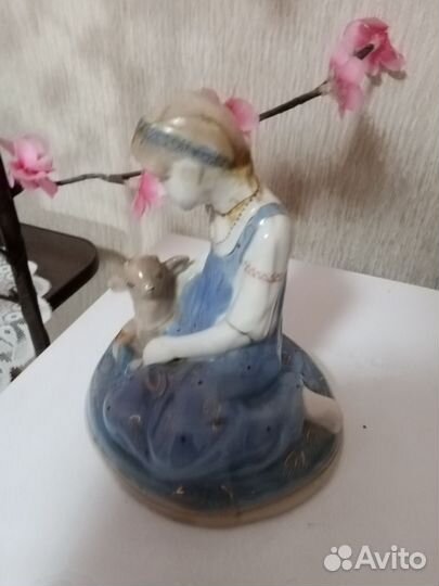 Фарфоровая статуэтка 