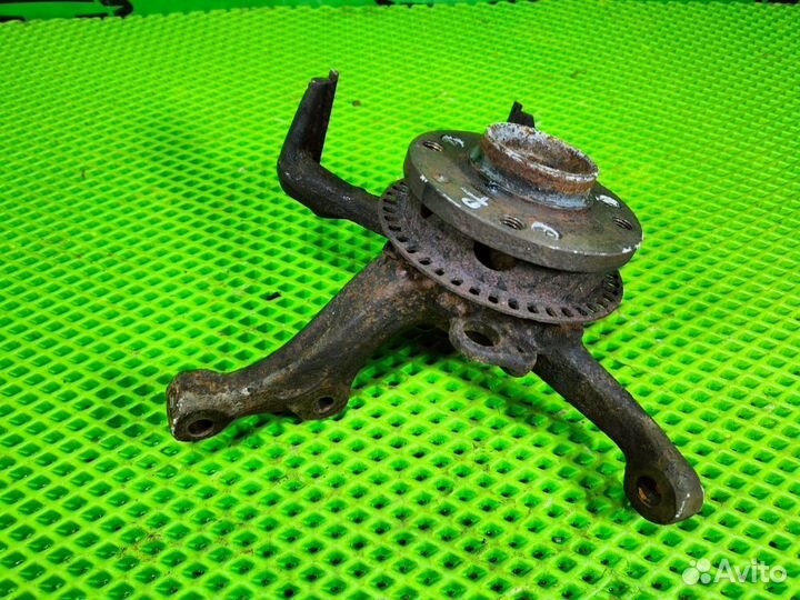 Поворотный кулак правый Golf 3 гольф 3 Vento Венто