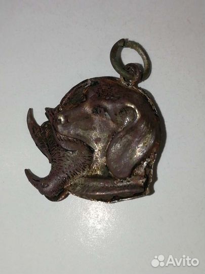 Старинный кулон, голова собаки с уткой в зубах
