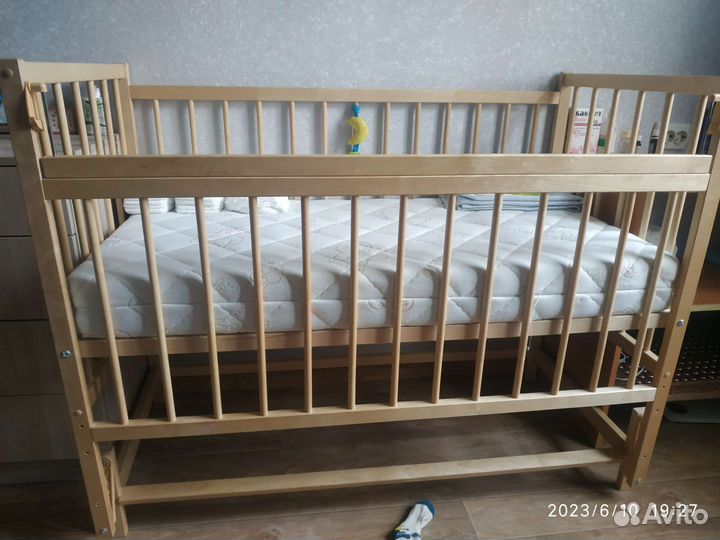 Детская кроватка с продольным маятником