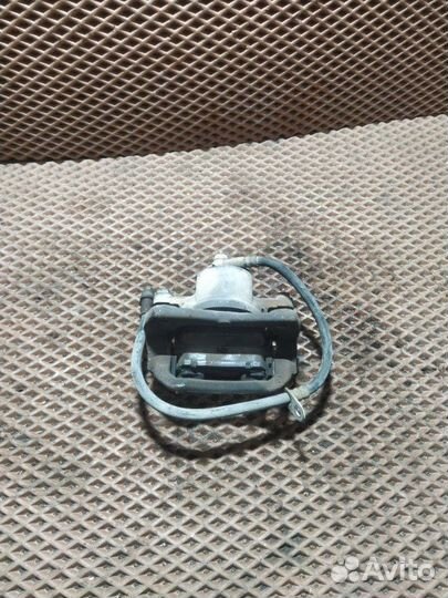 Суппорт тормозной передний правый Toyota Ist NCP60