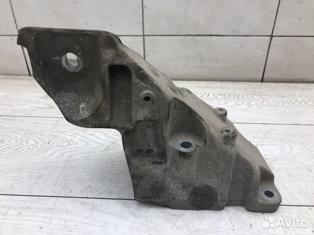 Кронштейн двигателя правый Land Rover Range Rover