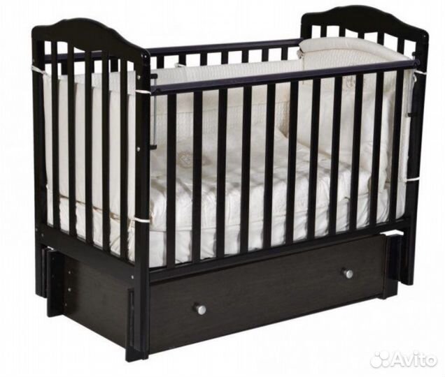 Детская кроватка с продольным маятником