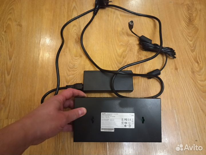 8порт коммутатор POE Zyxel