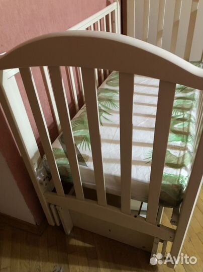 Детская кроватка с продольным маятником